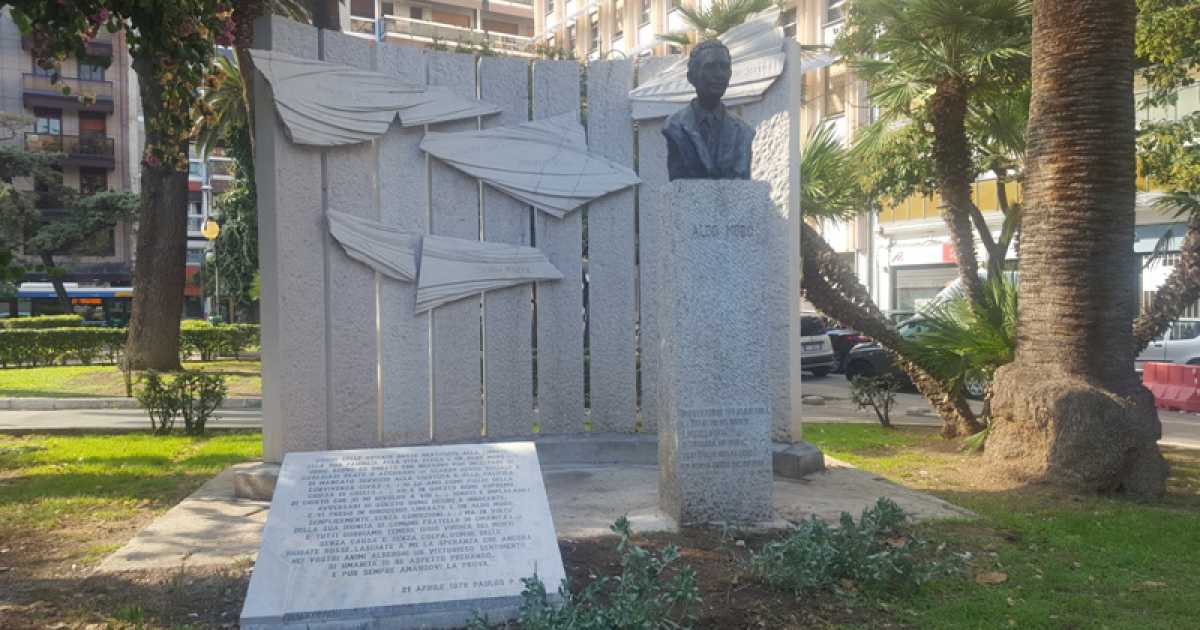 Bari, dopo il danneggiamento ripristinata la lapide dedicata ad Aldo Moro 